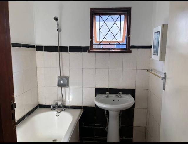 3 BEDROOM FREEHOLD RENTED IN SYDENHAM